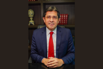Márcio Coutinho discute o combate à desinformação pelas plataformas digitais.