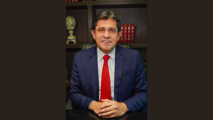 Márcio Coutinho discute o combate à desinformação pelas plataformas digitais.