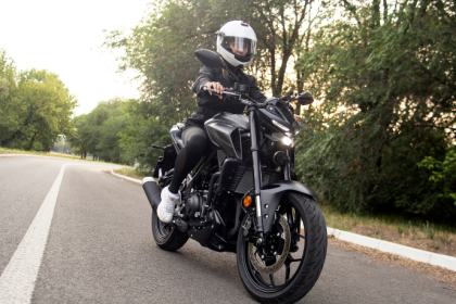 Descubra os principais modelos de motos elétricas no Brasil e os obstáculos para sua popularização.