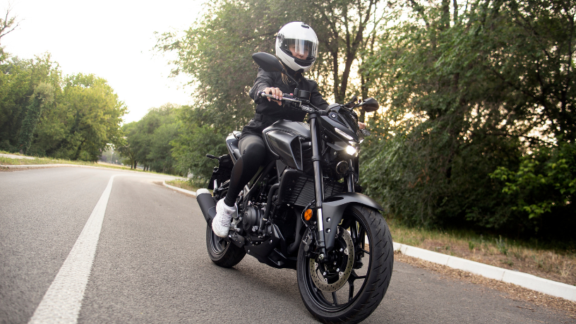 Descubra os principais modelos de motos elétricas no Brasil e os obstáculos para sua popularização.