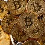 Bitcoin registra leve alta e mercado aguarda sinais do Fed e balanços das big techs