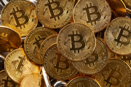 Bitcoin registra leve alta e mercado aguarda sinais do Fed e balanços das big techs
