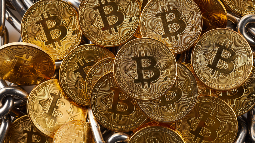 Bitcoin registra leve alta e mercado aguarda sinais do Fed e balanços das big techs