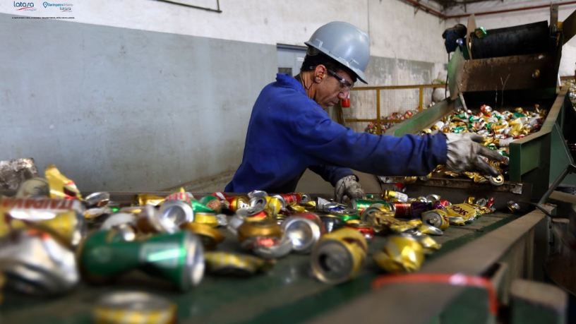 ReciclaBR analisa o uso de metais não ferrosos reciclados em construções sustentáveis.