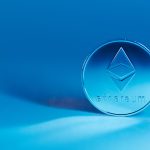 Moeda com o símbolo do Ethereum sobre fundo azul.