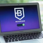 Tela de laptop exibindo uma interface de blockchain, representando a tecnologia por trás de redes de ativos digitais.