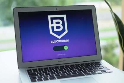 Tela de laptop exibindo uma interface de blockchain, representando a tecnologia por trás de redes de ativos digitais.