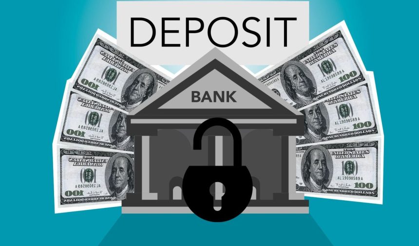 Ilustração de um cadeado sobre um banco e cédulas de dólar sob a palavra “depósito”, em fundo azul.