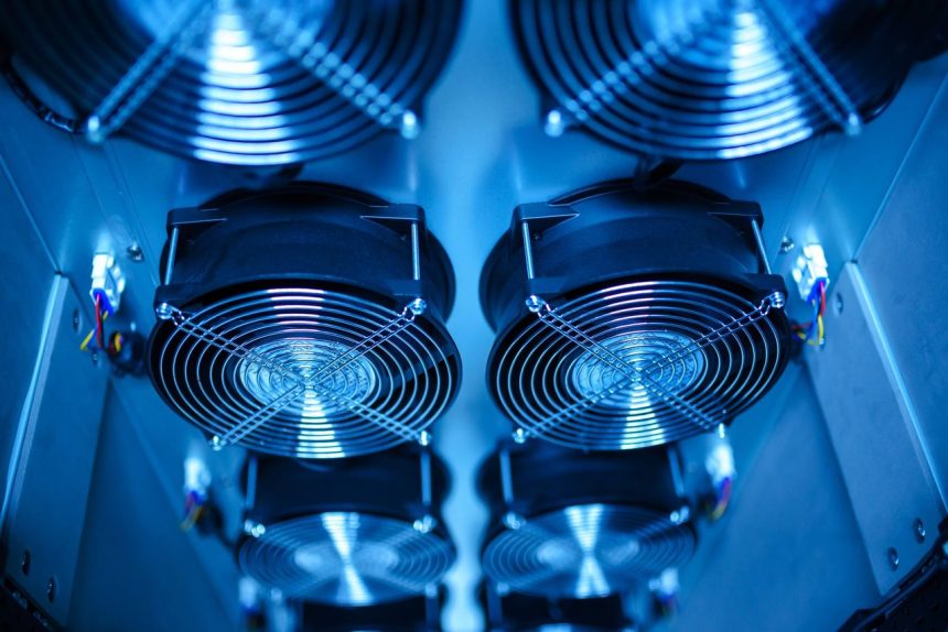 Close de ventiladores de resfriamento em uma sala de servidores, representando a infraestrutura tecnológica de um centro de dados.