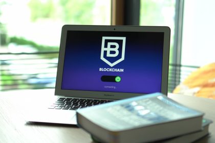 Laptop exibindo uma interface digital com conexões entre blocos de uma rede blockchain.